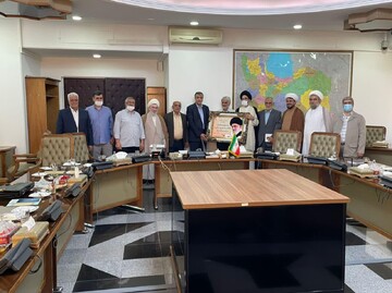 امام جمعه کاشان به دیدار خانواده های شهیدان احمدی روشن و تهرانی مقدم رفت + عکس