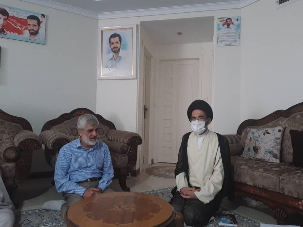 امام جمعه کاشان به دیدار خانواده های شهیدان احمدی روشن و تهرانی مقدم رفت + عکس