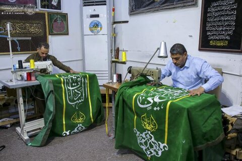 إعداد اللافتات الخضراء الخاصة بعيد الغدير في العتبة العلوية المقدسة