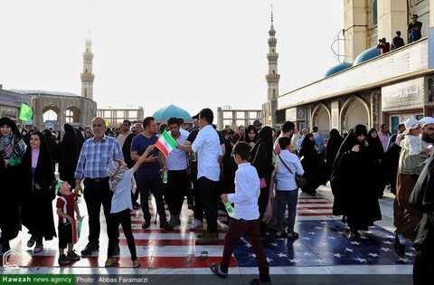 بالصور/ اجتماع جماهيري لأداء أنشودة "سلام أيها القائد" في مسجد جمكران بمدينة قم المقدسة