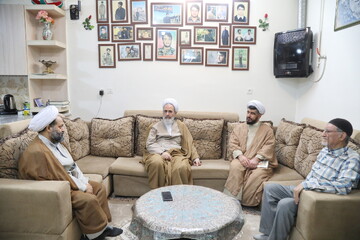 تصاویر / دیدار آیت الله اعرافی با خانواده شهید دهشیری