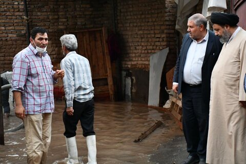 بالصور/ إمام جمعة مدينة ماكو شمالي غربي إيران يتفقد المناطق المتضررة من السيول بهذه المدينة