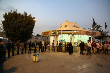 میزبانی چایخانه حضرتی حرم مطهر بانوی کرامت از زائران و مجاوران