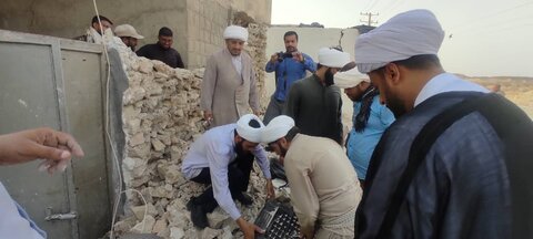 تصویر/ حضور جهادی طلاب در مناطق زلزله زده هرمزگان