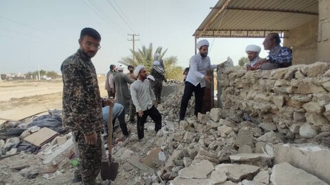 تصویر/ حضور جهادی طلاب در مناطق زلزله زده هرمزگان