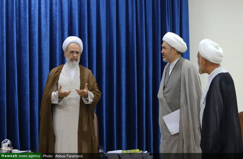 بالصور/ جمع من طلاب العلوم الدينية غير الإيرانيين يلتقون بآية الله الأعرافي بقم المقدسة