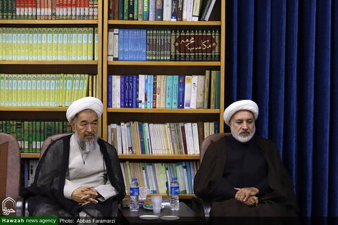 بالصور/ جمع من طلاب العلوم الدينية غير الإيرانيين يلتقون بآية الله الأعرافي بقم المقدسة