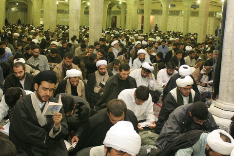 تصاویر آرشیوی از قرائت دعای عرفه در مدرسه علمیه فیضیه - ۱۳۸۵