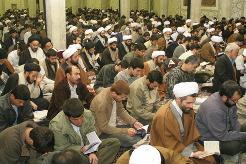 تصاویر آرشیوی از قرائت دعای عرفه در مدرسه علمیه فیضیه - ۱۳۸۵