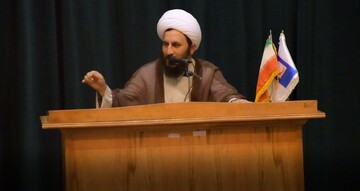 والدین خود را در تأمین سعادت معنوی فرزندان مسئول‌ بدانند