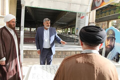 رئیس شورای سیاست گذاری ائمه جمعه کشور در گلزار شهدای کرمانشاه