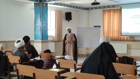 تصاویر/ برگزاری کلاس های مشاوره اسلامی برای روحانیون و طلاب کردستانی