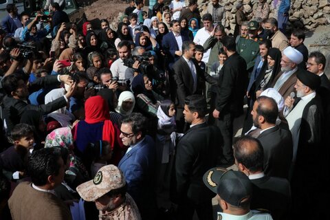 تصاویر/ حضور رئیس جمهور در بین اهالی روستای «قلعه‌جی» شهرستان سروآباد کردستان