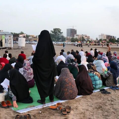 تصاویر/ زمزمه دعای عرفه در ساحل بابلسر