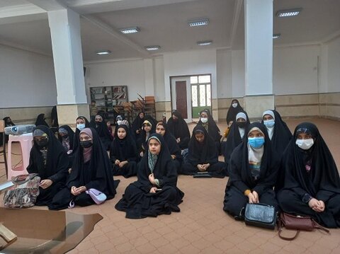 نشست صميمی مدیر مدرسه ریحانة النبی اهرم با دختران نوجوان و جوان