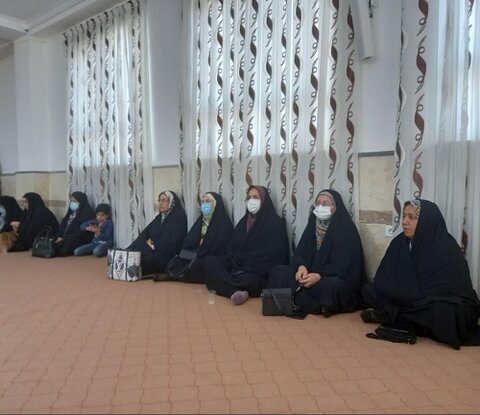 نشست صميمی مدیر مدرسه ریحانة النبی اهرم با دختران نوجوان و جوان