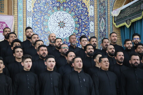 حضور جمعی از مداحان عراقی در مسجد جمکران و همخوانی به زبان‌های فارسی و عربی