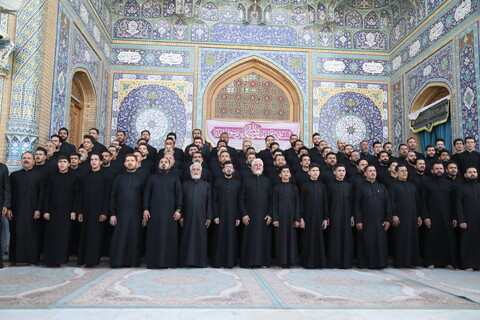 حضور جمعی از مداحان عراقی در مسجد جمکران و همخوانی به زبان‌های فارسی و عربی