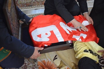 تصاویر/ عیادت خادمین مسجد جمکران از یک معلوم ذهنی و حرکتی در ماکو