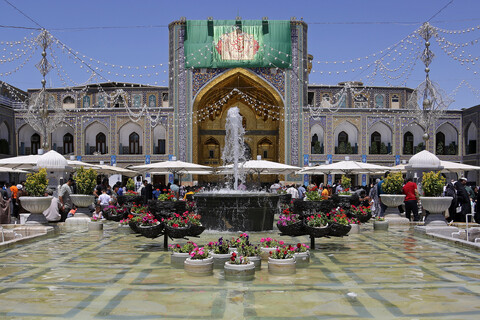 تصاویر/ حال و هوای حرم مطهر رضوی در دهه ولایت