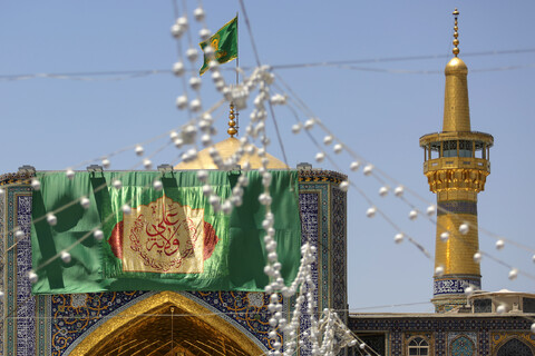 تصاویر/ حال و هوای حرم مطهر رضوی در دهه ولایت