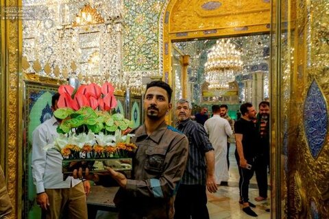 بالصور/ تزيين الضريح المطهر للمولى أمير المؤمنين (عليه السلام) بآلاف الورود الطبيعية