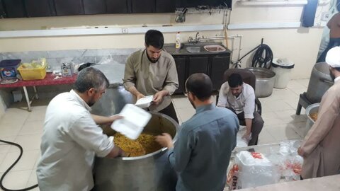 تصاویر/ طبخ ۱۵۰۰ پرس غذای گرم توسط گروه جهادی من القلوب مدرسه علمیه امام صادق (ع) بیجار