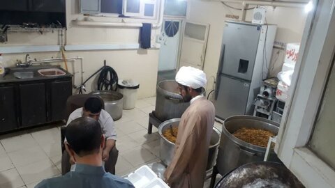 تصاویر/ طبخ ۱۵۰۰ پرس غذای گرم توسط گروه جهادی من القلوب مدرسه علمیه امام صادق (ع) بیجار