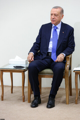 ترکی کے صدر رجب طیب اردوغان نے اپنے وفد کے ہمراہ رہبر انقلاب اسلامی سے ملاقات…