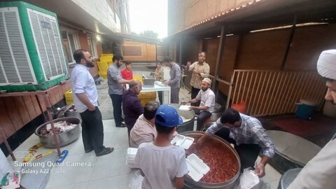 تصاویر/ طبخ و توزیع غذای گرم توسط طلاب مدرسه خاتم الانبیاء (ص) سنندج