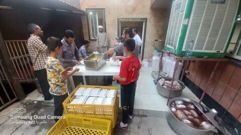 تصاویر/ طبخ و توزیع غذای گرم توسط طلاب مدرسه خاتم الانبیاء (ص) سنندج