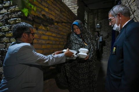 تصاویر/ توزیع غذای متبرک حضرت در مهمانشهر تربت جام