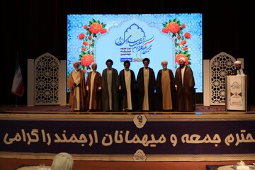 تجلیل از ائمه جمعه پیشکسوت و فعالان فرهنگی