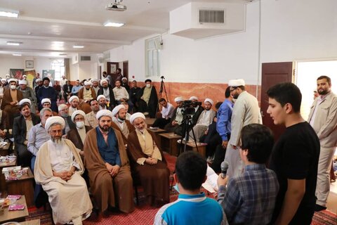 تصاویر| آیین عمامه گذاری جمعی از طلاب مدرسه علمیه منصوریه با حضور نماینده ولی فقیه در فارس