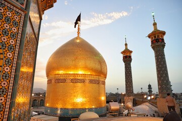 تصاویر/ آیین تعویض پرچم گنبد حرم حضرت معصومه (س) در شب اول محرم