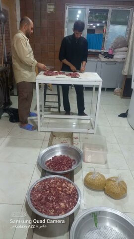 تصاویر/ پخت و توزیع غذای شب اول محرم توسط مدرسه خاتم الانبیاء (ص) سنندج