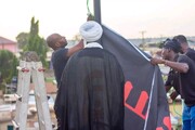 افریقی ملک گھانا میں عزاداریٔ امام حسین (ع) کے لئے علمِ مبارک کی تنصیب + تصاویر