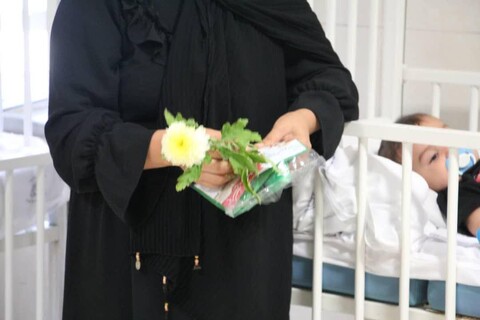 تصاویر/ اهدا لباس متبرک به نام حضرت علی اصغر(ع) به بیماران قزوینی