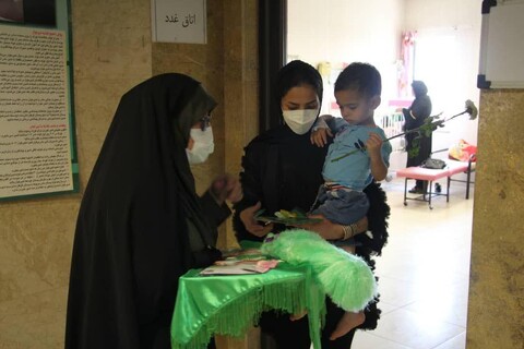 تصاویر/ اهدا لباس متبرک به نام حضرت علی اصغر(ع) به بیماران قزوینی