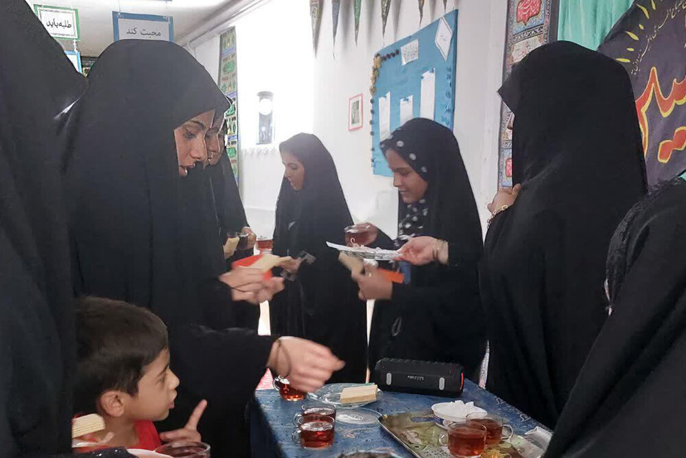 بانوان طلبه اشکذری موکب مرور وصیت نامه شهدا درباره حجاب برپا کردند