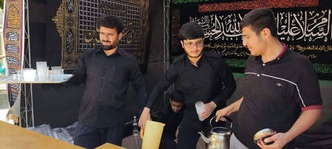 تصاویر/  ایستگاه صلواتی به مناسبت روز تاسوعا به همت طلاب مدرسه علمیه شیخ الاسلام