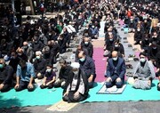 برگزاری نماز ظهر عاشورا با حضور گسترده عزاداران حسینی در قزوین + عکس