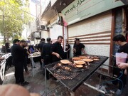 تصاویر/ پخت و توزیع غذای نذری در مسجد صادقیه کاشان در روز عاشورا