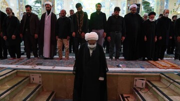 اقامه نماز جماعت ظهر عاشورا در مسجد جمکران به امامت آیت الله مقتدایی