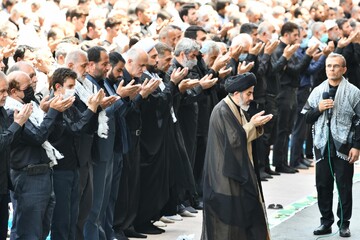 تصاویر/ اقامه نماز ظهر عاشورا در ارومیه