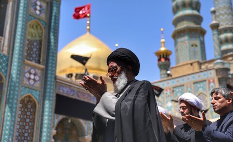 تصاویر/نماز ظهر عاشورا در حرم کریمه اهل بیت(ع)