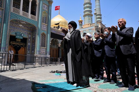 تصاویر/نماز ظهر عاشورا در حرم کریمه اهل بیت(ع)