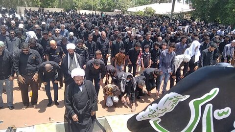 تصاویر/ اقامه نماز ظهر عاشورا جزیره هرمز