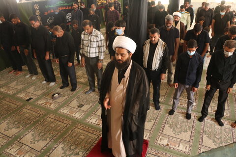 تصویر/ اقامه نماز ظهر عاشورا خمیر