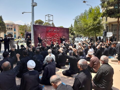 تصاویر:اقامه نماز ظهر عاشورا توسط نماینده ولی فقیه درکاشان